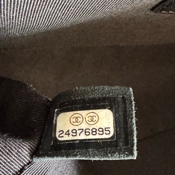 ❌SOLD❌ CHANEL Limited Edition Boy Flap Bag Chevron Lambskin Holographic Medium - Picture 6 of 16